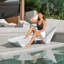 Chaise longue ergonomique en forme de S avec assemblage rapide, conception respirante confortable pour la détente en plein air, matériau imperméable résistant aux rayons UV, support lombaire, base stable, trous de drainage, bac à sable pour empêcher la flottaison-11908742