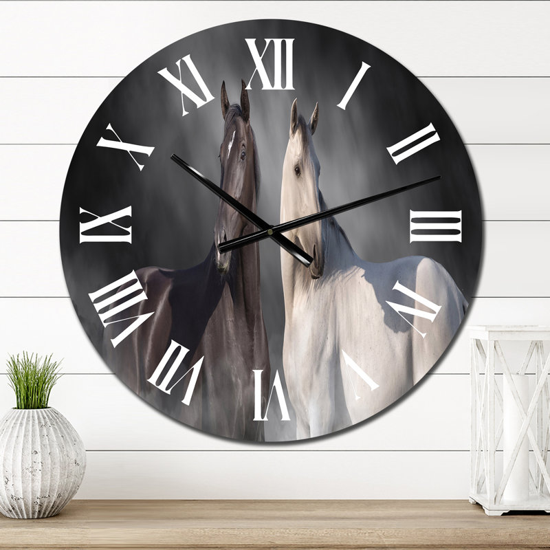 Gros plan d'un cheval noir et blanc I - horloge murale traditionnelle, Petit
