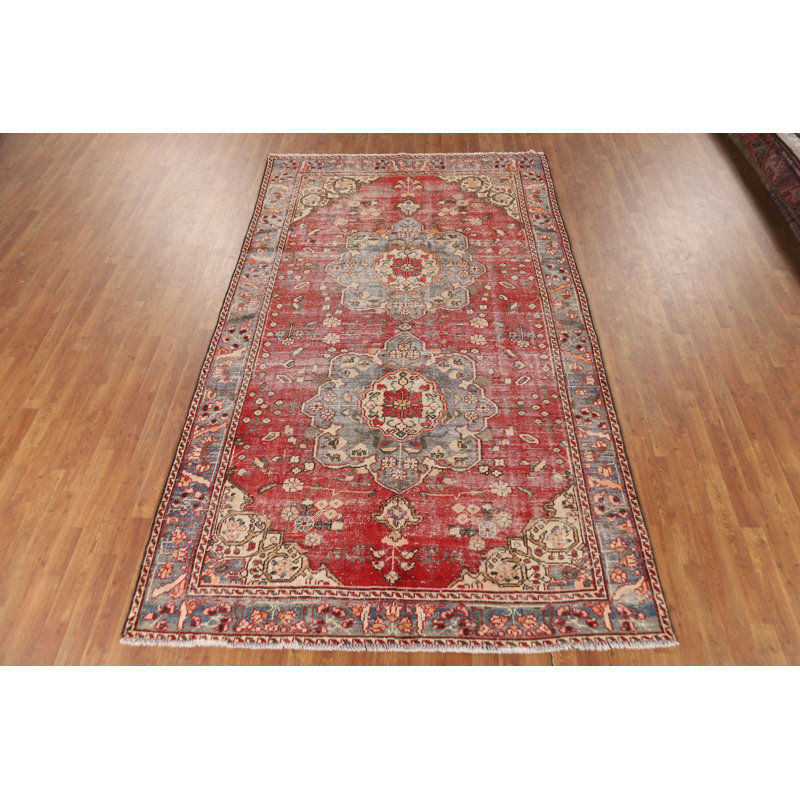 Tapis rouge en laine patiné 6 x 10