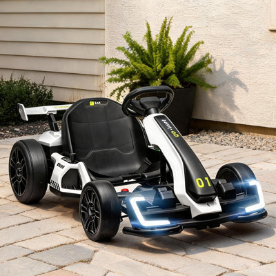 Kart électrique pour enfants en blanc doux avec capacité de dérive, siège réglable et démarrage lent pour jouer à l'extérieur