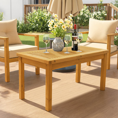Table de patio en bois brun clair