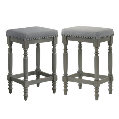 Ensemble de 2 tabourets de comptoir en bois rustique, tabourets de bar de ferme de 26 pouces avec siège rembourré en velours, garniture cloutée, finition gris froid patiné et pieds tournés - Siège de cuisine à hauteur de comptoir