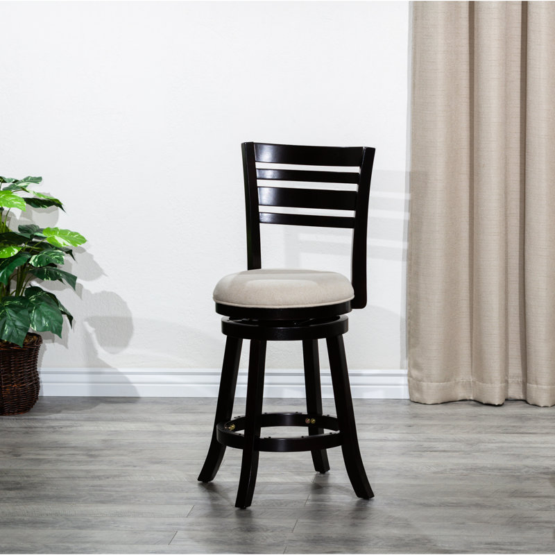 Tabouret pivotant à hauteur de comptoir 24 po, siège en tissu beige et dossier à lattes élégant, structure en bois franc