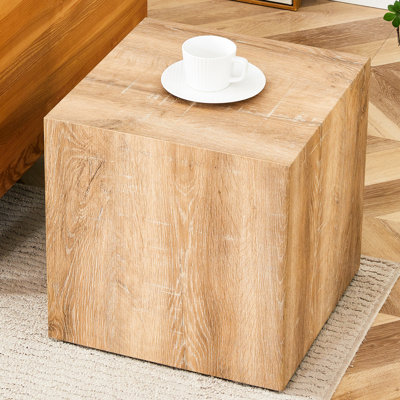 Table basse carrée élégante à la texture naturelle, couleur bois.