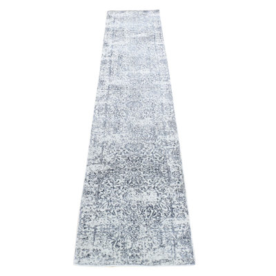 Tapis de couloir oriental 2 po 5 po x 12 po gris clair en jacquard transitionnel tissé, en laine et en soie à base de plantes 2B8E5430E7C244D2B79582657C94BAEE