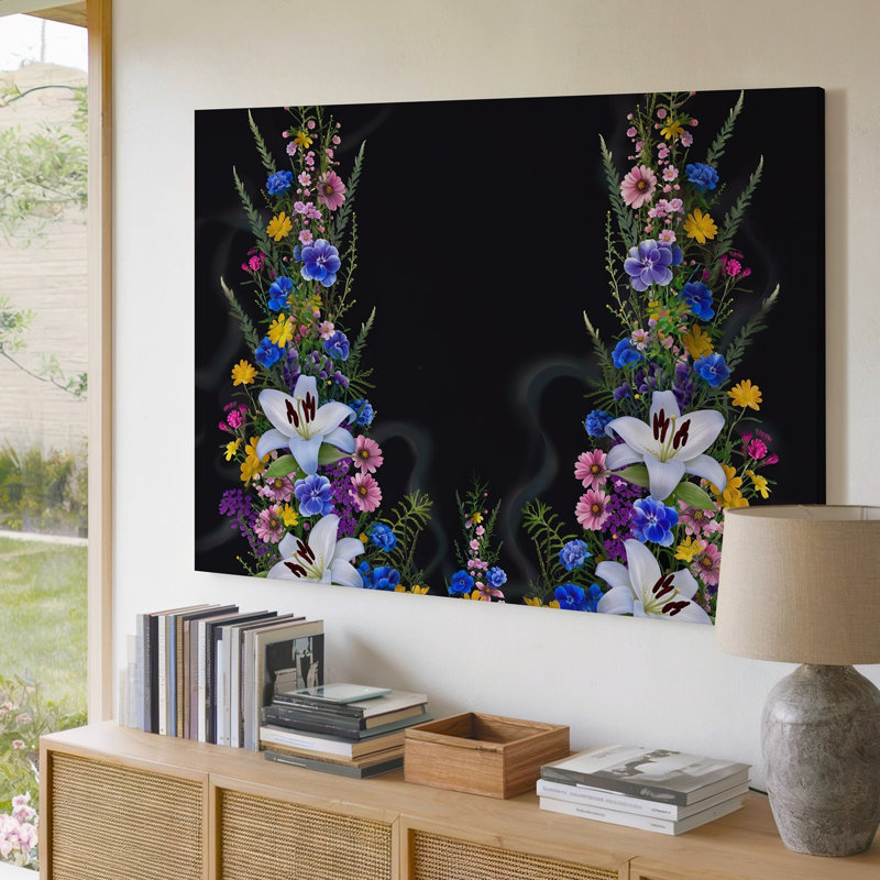 Toile, un arrangement floral abstrait et impressionnant se dresse dramatiquement contre un art mural sur fond noir profond et velouté mettant en valeur un art mural sur toile