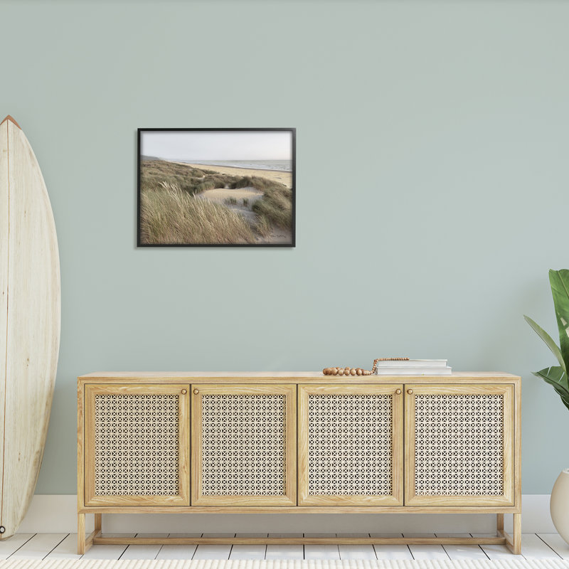 «Mute Beach Coast Tall Grassy Dunes Distant Mountains» par Alan Majchrowicz - photographie, Giclée encadrée noir minuit