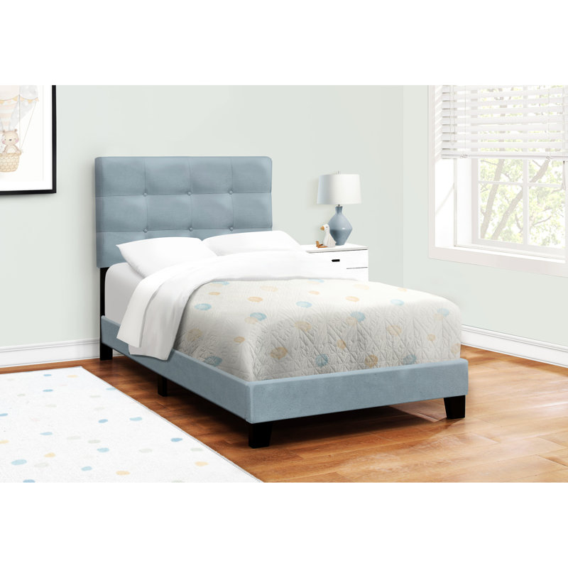 Structure de lit simple en velours bleu avec une plateforme pour le confort, aspect chambre à coucher contemporaine