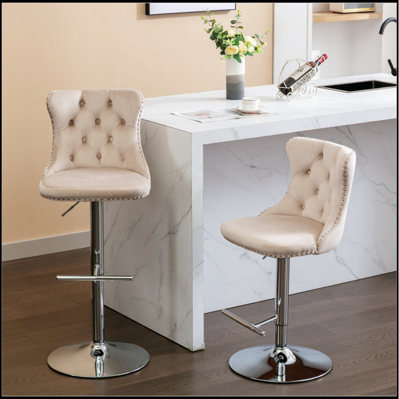 Tabourets de bar pivotants en velours avec hauteur de siège réglable, conception ergonomique et base chromée pour les bars modernes