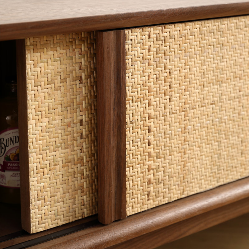 Armoire à quatre tiroirs à deux portes avec tissage en rotin naturel - Buffet en bois aggloméré noyer noir / vigne naturelle, rangement spacieux et design élégant