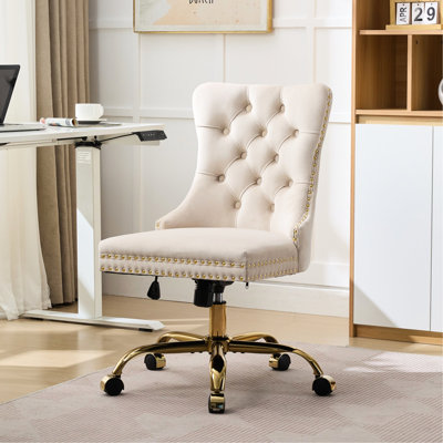 Fauteuil de bureau pivotant moderne en velours beige, avec boutons tirés à la main, garniture décorative cloutée et pièces dorées électroplaquées. Fauteuil rembourré, ajustable, boutons.
