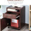 Armoire de rangement mobile brune et support pour imprimante avec tiroir, amplement pour les articles de bureau, compact à placer sous le bureau, freins verrouillables à 4 roues, - surface en bois de particules