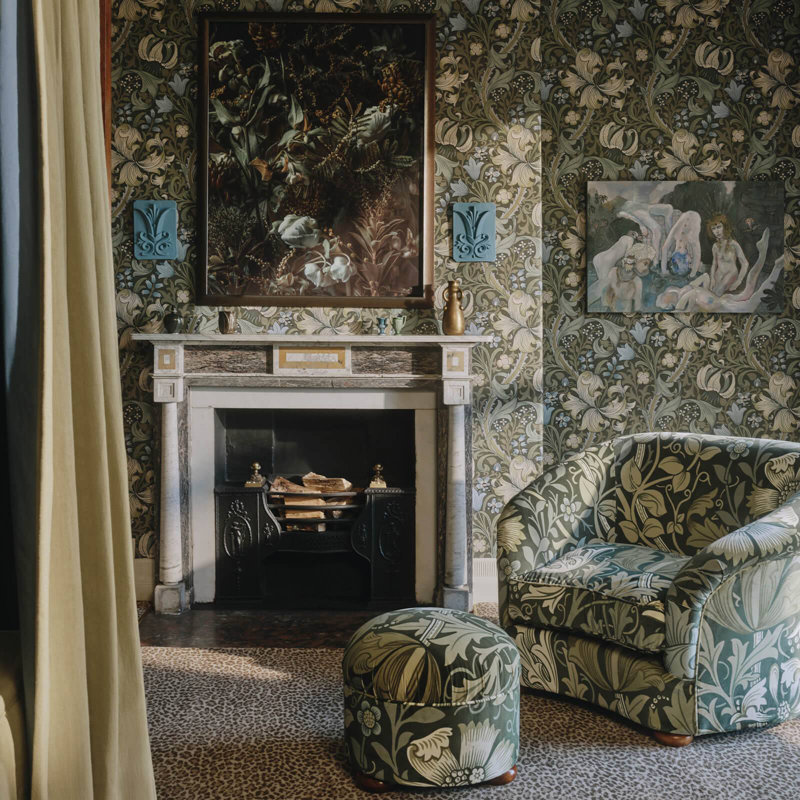 GOLDEN LILY Wallpaper - Verde 9'10" - full height wallpaper