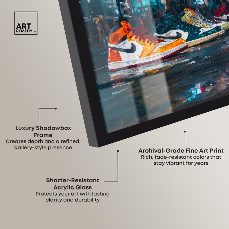 «Times Square Sneakers», reproduction d'art par Shadybox par Art Remedy, H 31 po x l 31 po, Noir
