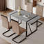 Ensemble de table et de chaises. Table de salle à manger moderne en bois aggloméré texturé en marbre gris minimaliste avec structure en métal et 4 chaises en tissu brun avec pieds noirs arqués.