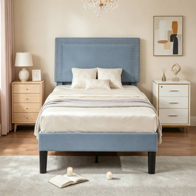 Lit plateforme simple tapissier en velours bleu clair avec tête de lit réglable, cadre de lit moderne avec lattes de bois, aucun sommier tapissier requis
