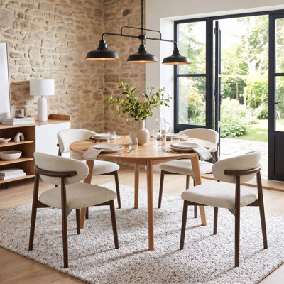 Ensemble de 4 chaises de salle à manger en bois massif beige, avec revêtement en tissu doux intégré pour un confort d'assise et un soutien du dos optimaux. Avec un design classique et minimaliste de style champêtre, elles sont idéales pour la cuisine et la salle à manger.