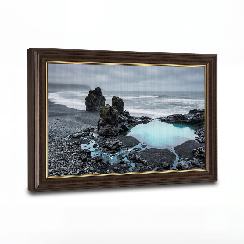 Tableau sur toile d'une mare turquoise et de rochers sombres sur une plage noire, 12"H x 18"W
