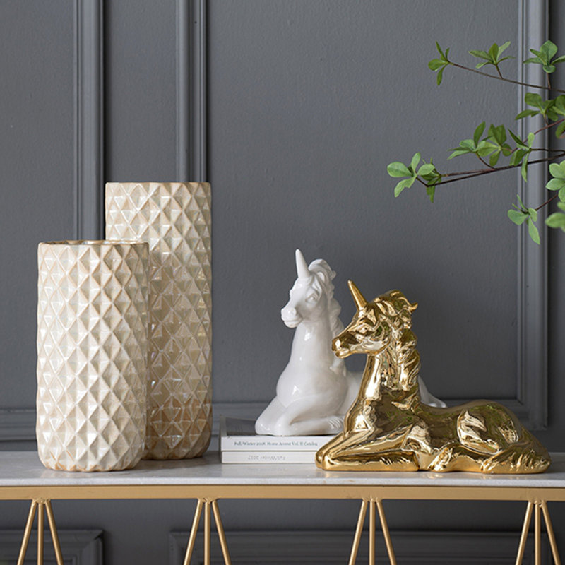Figurine en forme de licorne, faune et flore
