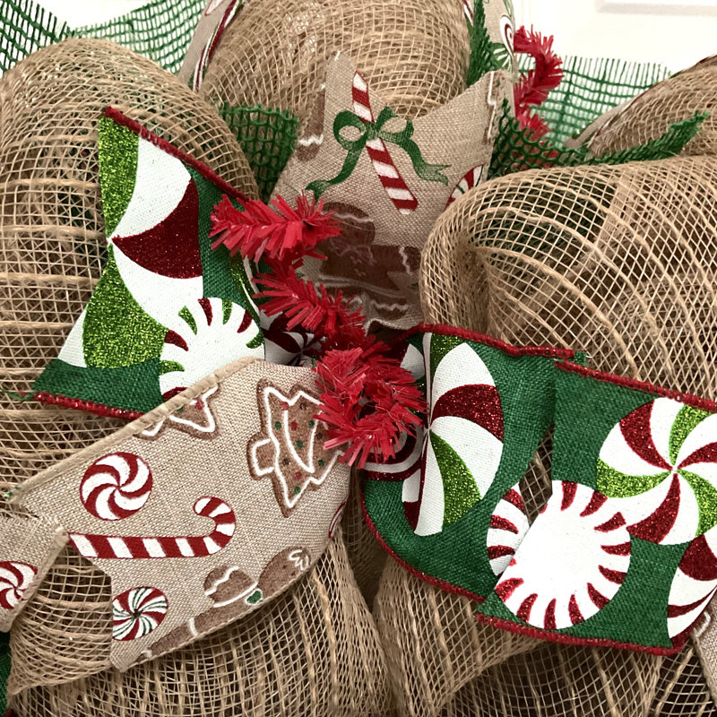 Couronne de Noël en forme de canne de bonbon décorée à la main