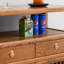 Armoire de rangement avec compartiments ouverts et fermés