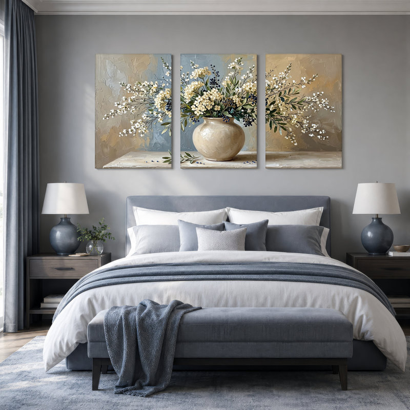 Fleurs blanches et baies bleues dans un vase crème, ensemble de 3 toiles, H 30 po x l 20 po x 3 pièces