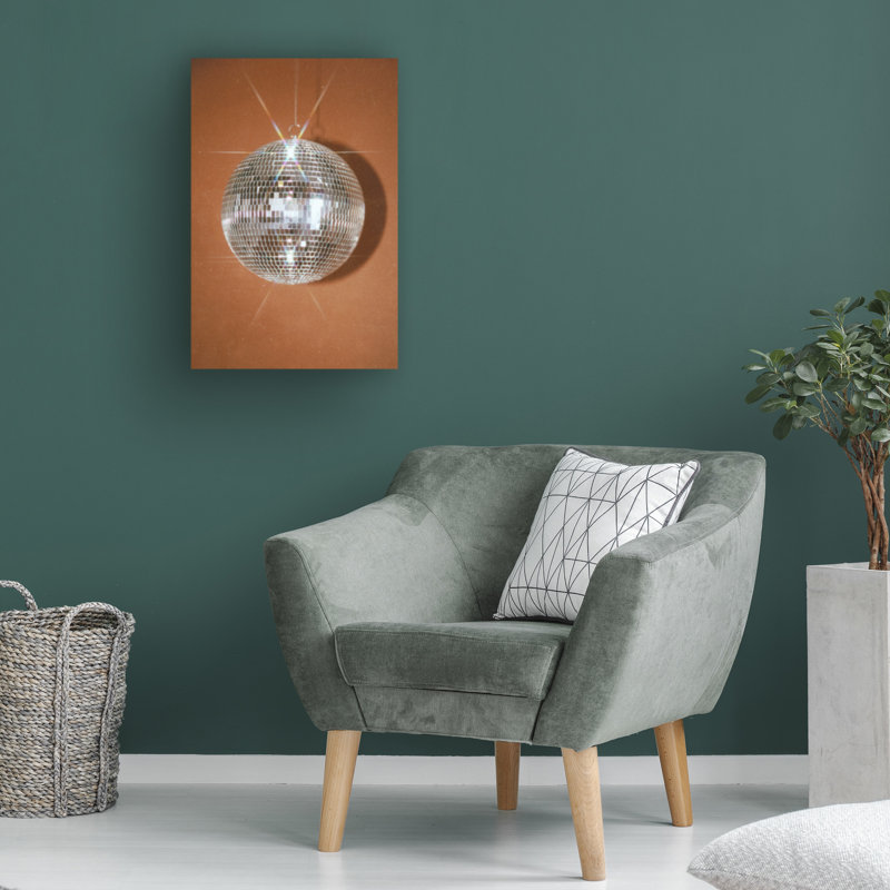 Samantha Hearn, boule disco orange sur toile, H 24 po x l 16 po x P 2 po