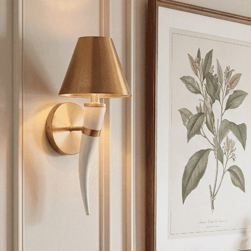 Applique murale 1 lumière Hearne en laiton chaud par Dann Foley, 16" H x 7" W x 7.5" D, 1