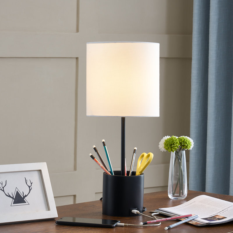 Petite lampe de table simple 19 po en métal noir moderne pour table de chevet avec table de chevet en lin et port USB