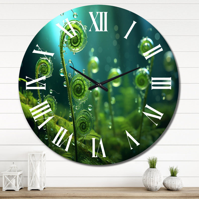Horloge murale en métal Morning Dew On Young Ferns In The Forest, Très grand