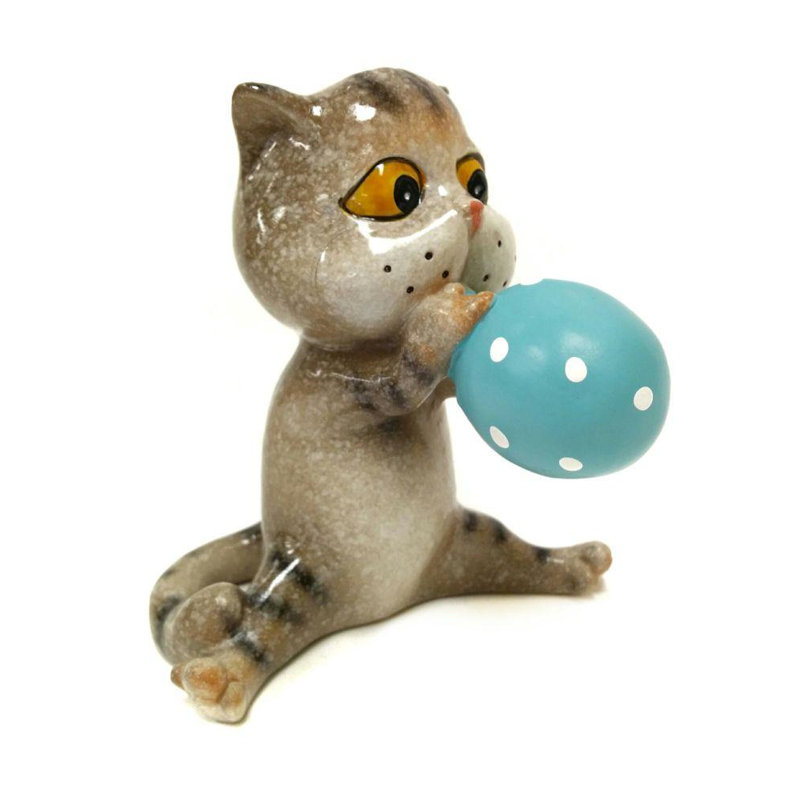 Chat jouant avec ballonnet Sang