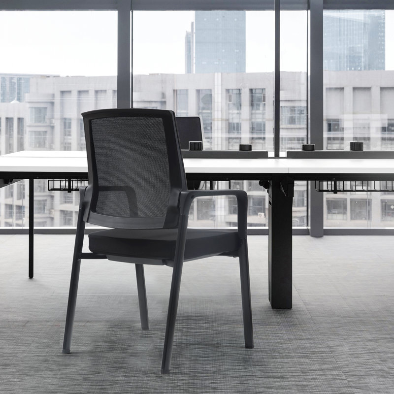 Fauteuil de bureau avec dossier en filet et accoudoirs Corrigan Studio®