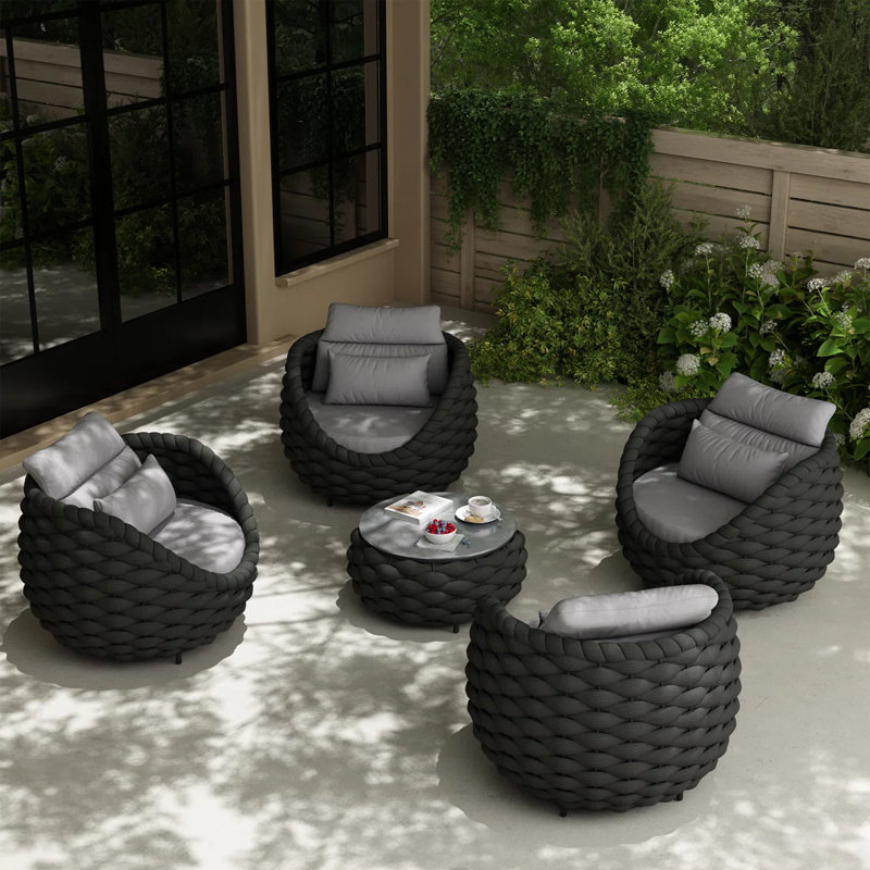 Chaise d'extérieur en osier avec coussins et coussins décoratifs et table de patio