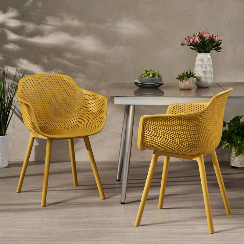 Chaise jaune jaune pour l'extérieur - et une salle à manger tendance en pique-nique en polypropylène avec cadre résistant aux intempéries