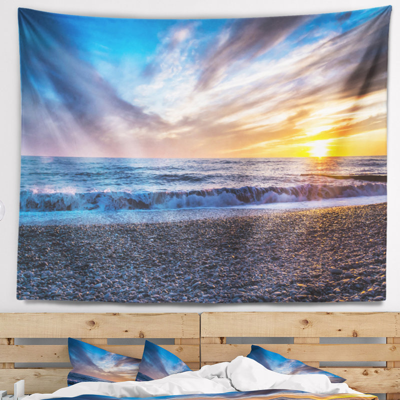 Plage, ciel nuageux avec tapisserie jaune soleil éclatant, H 68 po x l 80 po