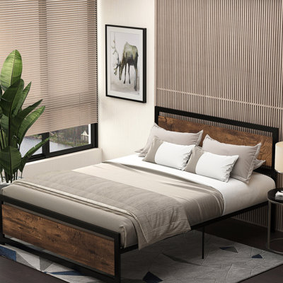 Grand lit plateforme avec grain de bois foncé et décor industriel - Support à lattes en métal, sans sommier, 63 po x 82 po x 40,5 po, option de rangement sous le lit, cadre à ressorts nécessaire, capacité de poids de 880 lb, brun
