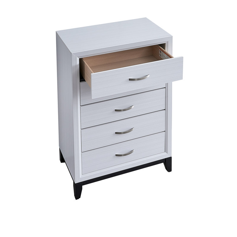 La commode et la commode avec une finition en bois et des poignées métalliques minces maximisent l'espace vertical pour le rangement dans la chambre à coucher moderne