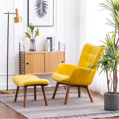 Chaise en velours jaune avec revêtement soyeux
