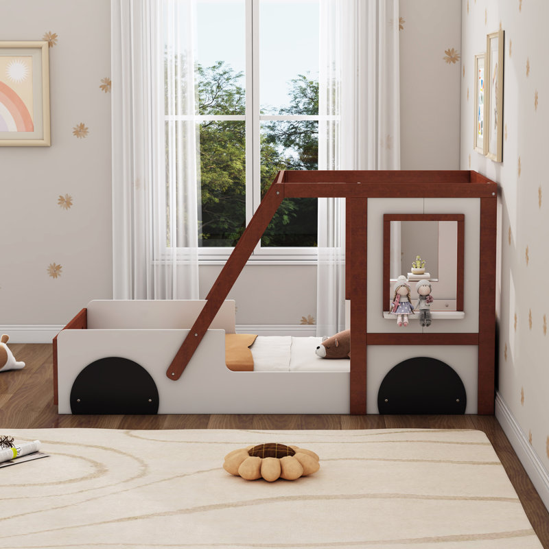 Lit plateforme excitant en forme de voiture pour enfants avec un design imaginatif et une fonctionnalité ludique, idéal pour créer un espace de chambre à coucher amusant