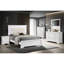 Armoire de chevet blanche de style contemporain avec deux tiroirs et embellissements en forme de losange pour la chambre à coucher