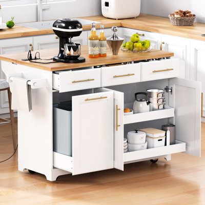 Îlot de cuisine de 59,3 po, avec 2 organisateurs d'armoire coulissants, un abattant en bois d'hévéa, une station de charge et un rangement pour poubelle, des tablettes roulantes blanches, une prise de courant, un support à épices,