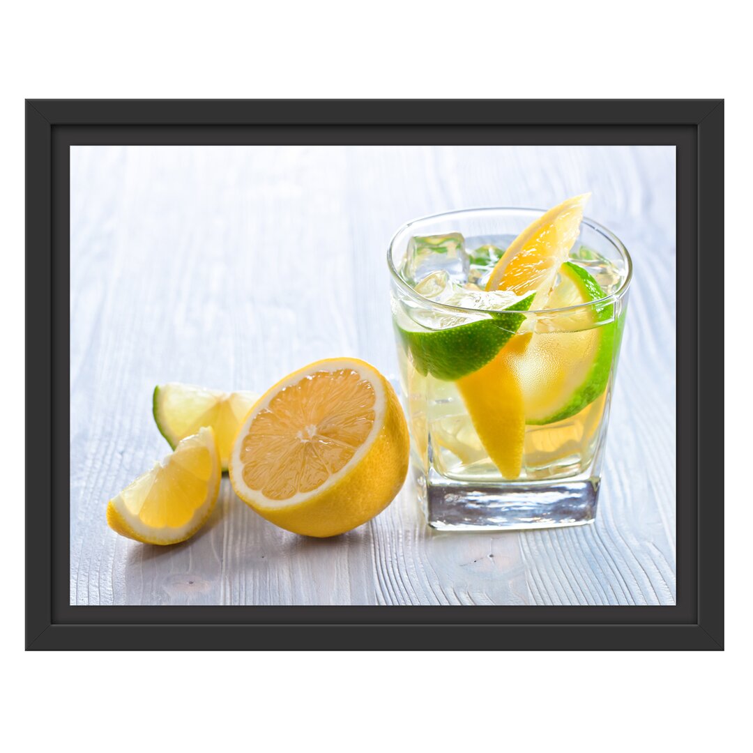 Gerahmtes Wandbild Gin Tonic Shot mit Zitronen