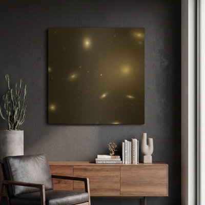 «NGC 4874» par NASA Space Photos, art mural en métal doré, 36 po x 36 po
