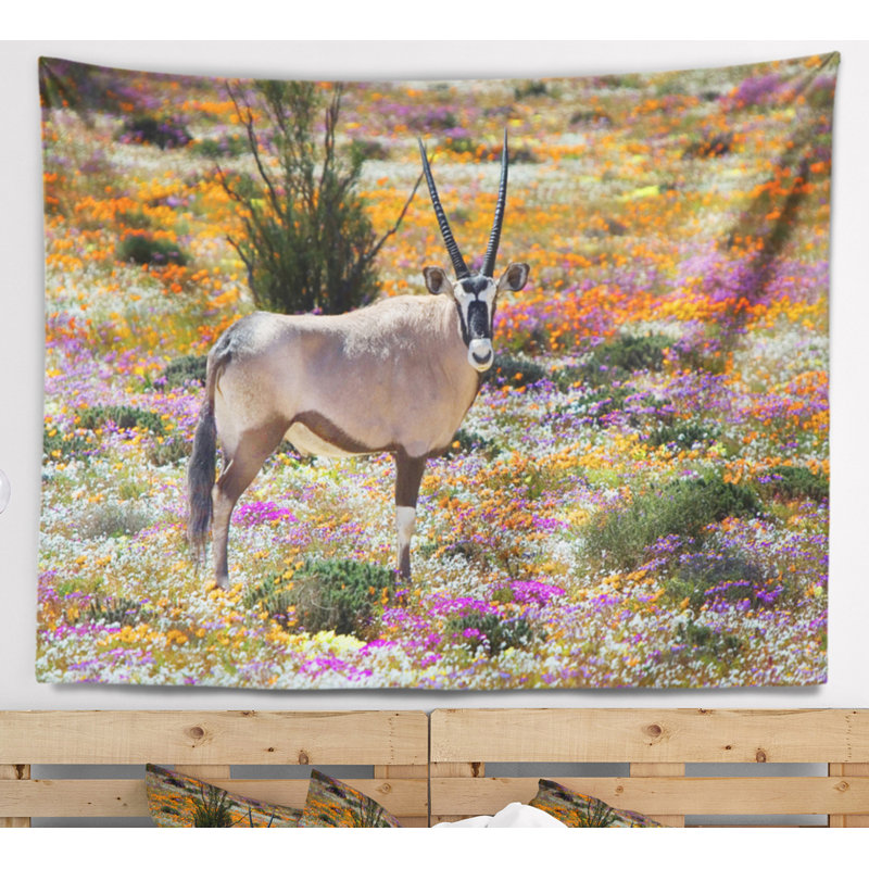 Magnifique oryx dans un tapisserie de terrain de fleurs africaine, H 32 po x l 39 po
