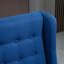 Structure contemporaine à oreilles en lin bleu avec assise en bois stable et pieds