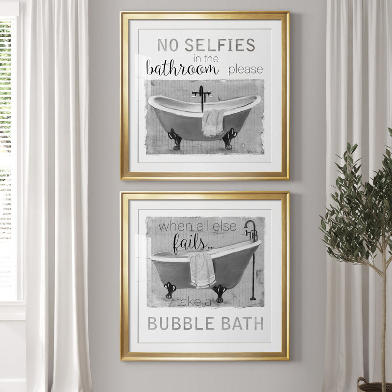 Neutral Selfies Bath - ensemble de 2 reproductions d'impressions, Blanc, H 34,5 po x l 69 po x P 1,5 po, Papier encadré doré