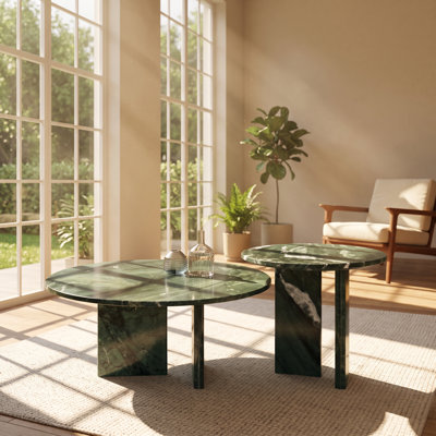 Ensemble de 2 tables basses gigognes rondes en marbre naturel poli vert diamant, dimensions : 70 cm (L) x 70 cm (P) x 32 cm (H).