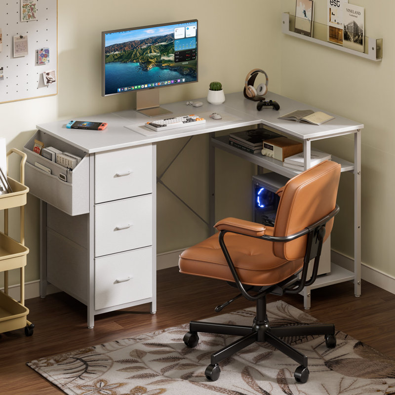 Bureau d'ordinateur en L de 47 pouces avec sac de rangement et 3 tiroirs en tissu, bureau de coin moderne avec tablettes de rangement, poste de travail peu encombrant pour la chambre à coucher, le bureau et les petits espaces, blanc