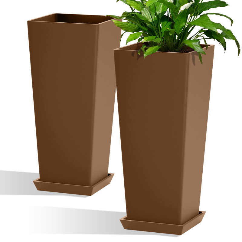 Grandes jardinières de 24 po de hauteur avec soucoupes Lenoris, pots de fleurs de sol robustes et grands, jardinières d'extérieur brunes pour balcon, patio et intérieur