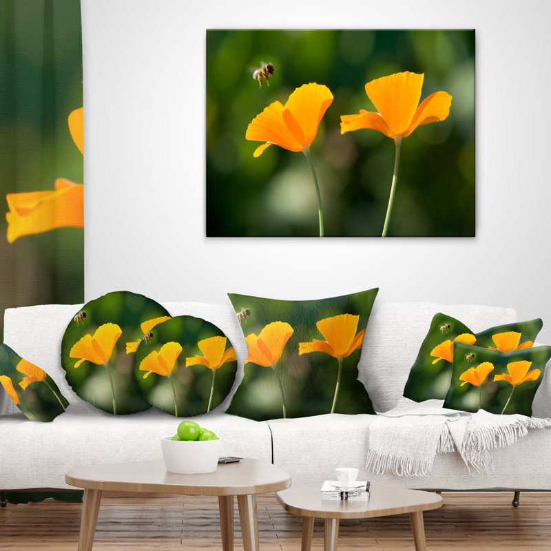 Fleurs orange et abeille volante - coussin à imprimé floral, 18 po x 18 po, Coussin décoratif
